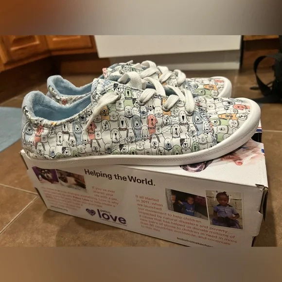 BOBS from Skechers Sneakers - dog print !! - Picture 1 of 8